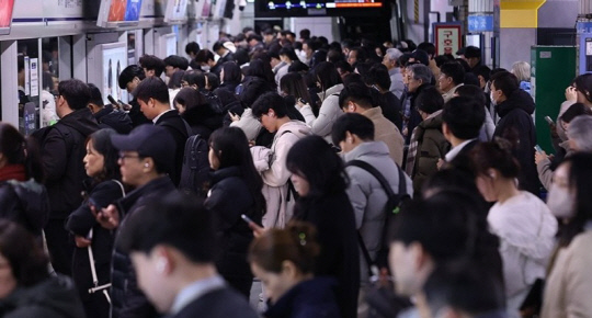 서울 지하철 1호선 서울역 탑승장이 이용객들로 붐비고 있다.<연합뉴스>